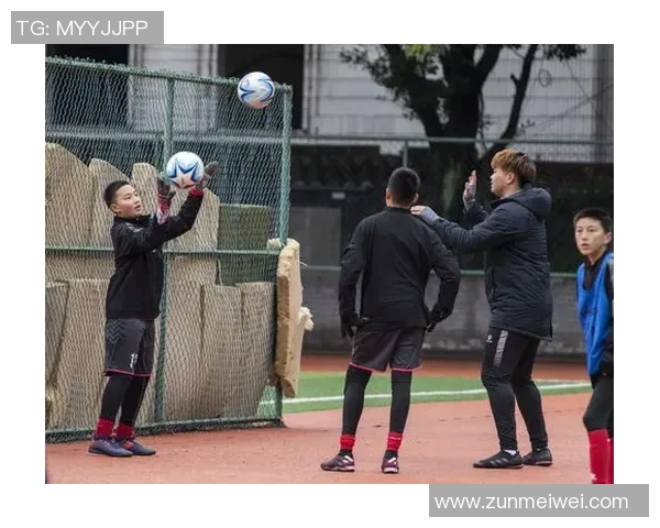 聚焦俱乐部足球明星球员的成长轨迹与赛场表现分析 聚焦俱乐部足球明星球员的成长轨迹与赛场表现分析